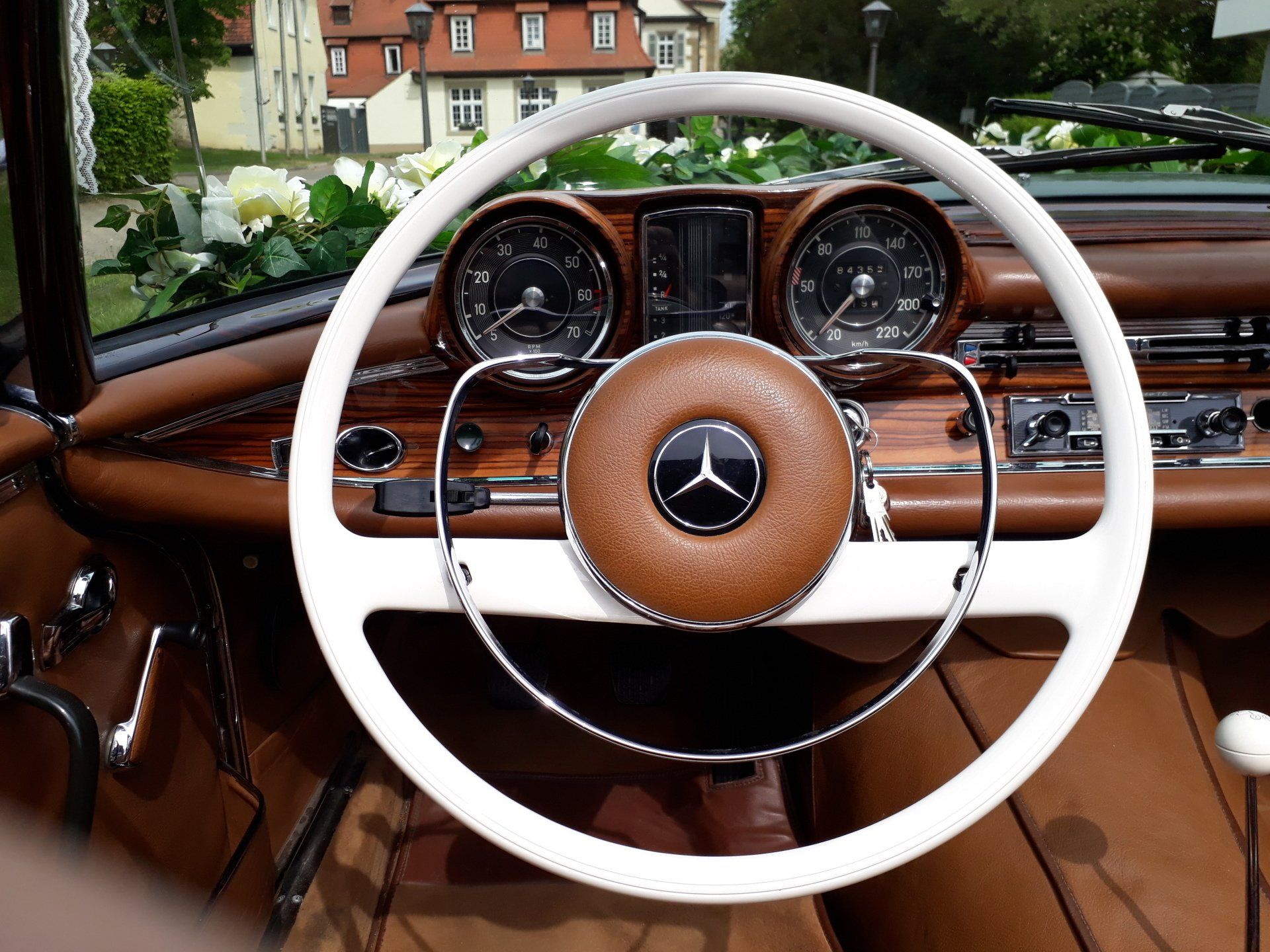 Ein Riesenrad als Lenkrad für das Mercedes Oldtimer Cabrio Mercedes Oldtimer mieten