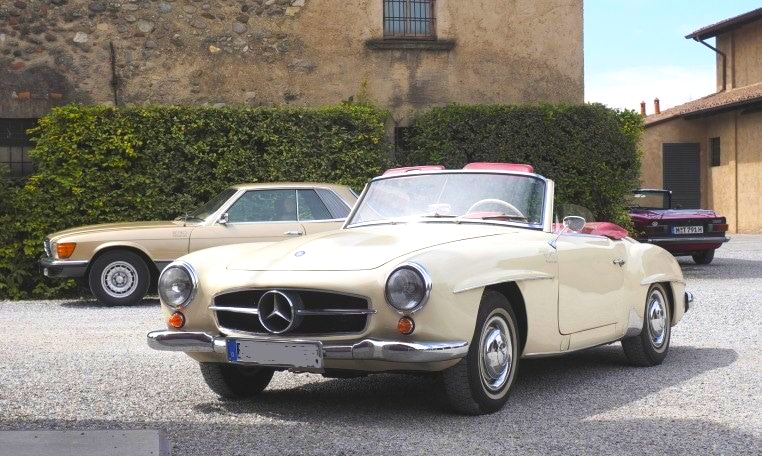 Wer kennt sie noch? Die italienische Schauspielerin Gina Lollobrigida und Grace Kelly bzw. Garcia Patricia von Monaco. Beide fuhren den 190 SL. Berühmt wurde der Mercedes Roadster vor allem durch die Frankfurter Edelprostituierte Rosemarie Nitribitt, die ihren SL (dieser war schwarz mit roten Ledersitzen wie bei diesem Modell) später an Karl Lagerfeld verkaufte (der das Auto gegen einen Baum und leider leider zu Schrott fuhr. Ihm selbst ist glücklicherweise nichts passiert). Mercedes Oldtimer mieten Karlsruhe Offenburg Freiburg
