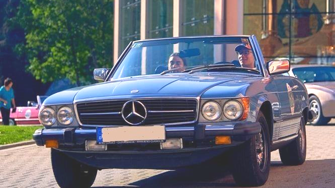 Dieses Mercedes SL Cabrio war der Nachfolger des PAGODE. Ganz schön luxuriös ausgestattet und ganz schön durstig. Mercedes Oldtimervermietung Mannheim Heidelberg