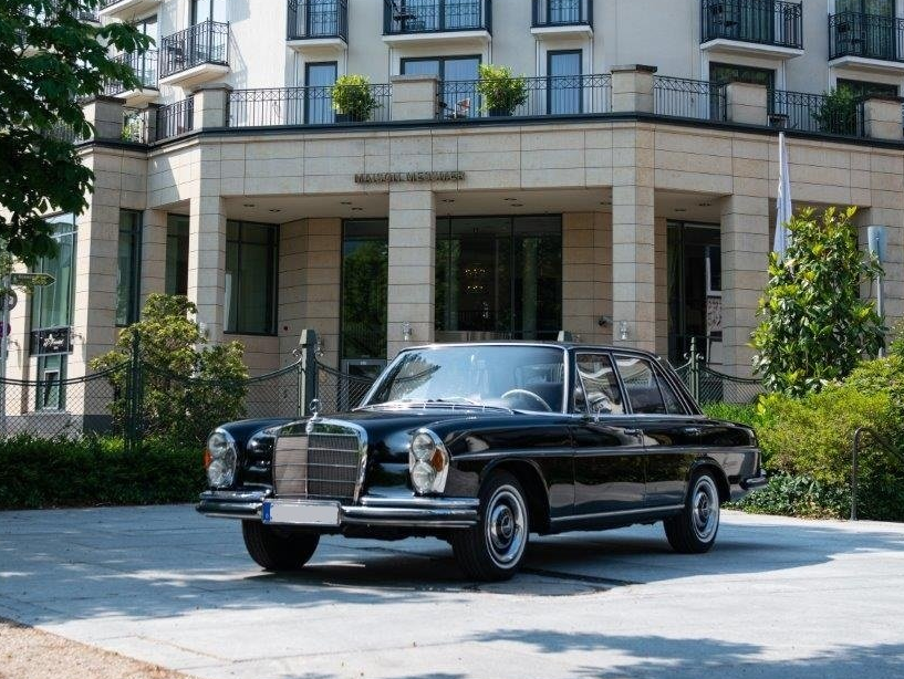 Der Mercedes Oldtimer in Baden-Baden vor dem Hotel Maison Messmer Mercedes Oldtimer Limousine