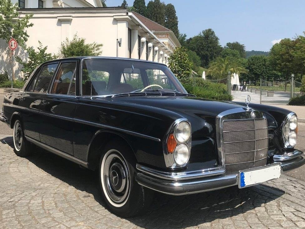 Diese Oldtimer-Limousine von Mercedes war die erste S-Klasse des Stuttgarter Autobauers. Sie bietet unglaublich viel Platz: Kein Mercedes Modell kann heute mit so viel Geräumigkeit aufwarten. Auf Grund des großen Platzangebotes ist das Fahrzeug ein beliebtes Hochzeitsauto. Mercedes S-Klasse K & K Oldtimervermietung