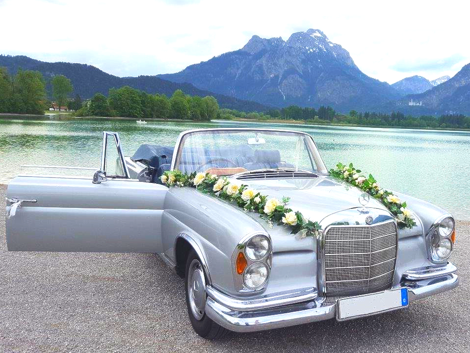 Ein schönes Mercedes Oldtimer Cabrio mieten aus den sechziger Jahren als Hochzeitsauto - mit tollem Blumenschnuck. Mercedes Cabrio Oldtimer Hochzeitsauto Allgäu