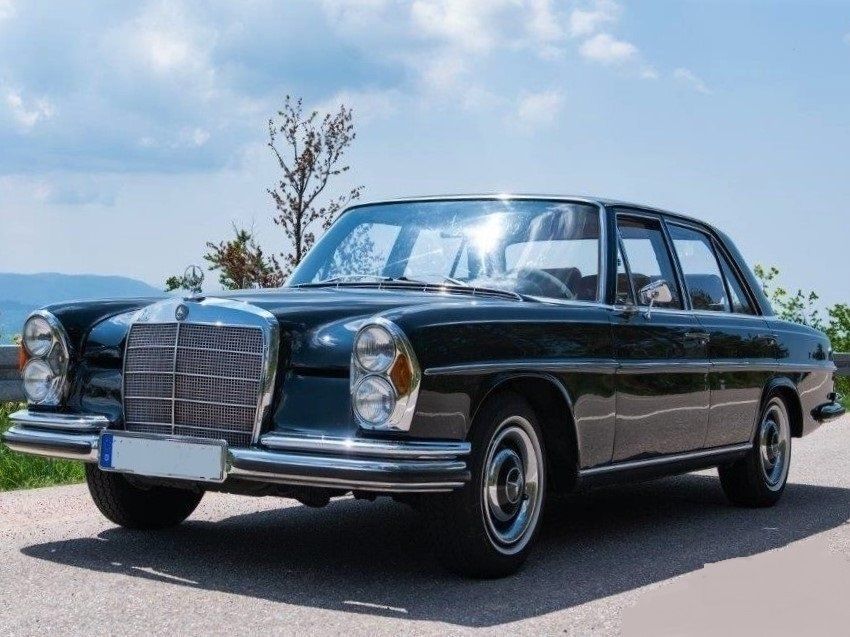 Diese Oldtimer-Limousine von Mercedes Benz war die erste S-Klasse des Stuttgarter Autobauers. Es hat sehr viel Platz im Innenraum, den heute kein Mercedes Modell mehr bietet. Auf Grund des großen Platzangebotes ist das Fahrzeug ein beliebtes Hochzeitsauto. Tollen Mercedes Oldtimer mieten in Darmstadt Frankfurt Offenbach