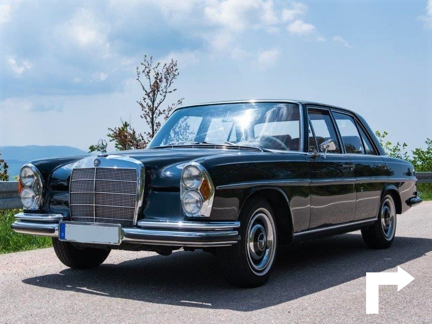 Oldtimer mieten Karlsruhe und Hochzeitsauto mieten in Karlsruhe: Diese Oldtimer-Limousine von Mercedes Benz war die erste S-Klasse des Stuttgarter Autobauers. Es hat sehr viel Platz im Innenraum, den heute kein Mercedes Modell mehr bietet. Auf Grund des großen Platzangebotes ist das Fahrzeug ein beliebtes Hochzeitsauto. Tollen Mercedes Oldtimer mieten in Karlsruhe