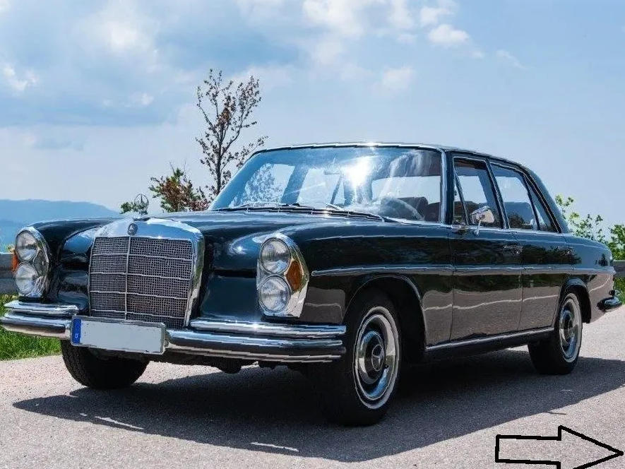 Diese Oldtimer-Limousine von Mercedes Benz war die erste S-Klasse des Stuttgarter Autobauers. Es hat sehr viel Platz im Innenraum, den heute kein Mercedes Modell mehr bietet. Auf Grund des großen Platzangebotes ist das Fahrzeug ein beliebtes Hochzeitsauto. Mercedes Oldtimer mieten Hochzeit Mannheim