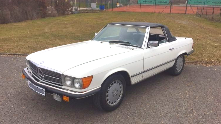 Das Hardtop Verdeck des Mercedes SL macht das Auto wintertauglich. Oldtimer-Vermietung für Incentives