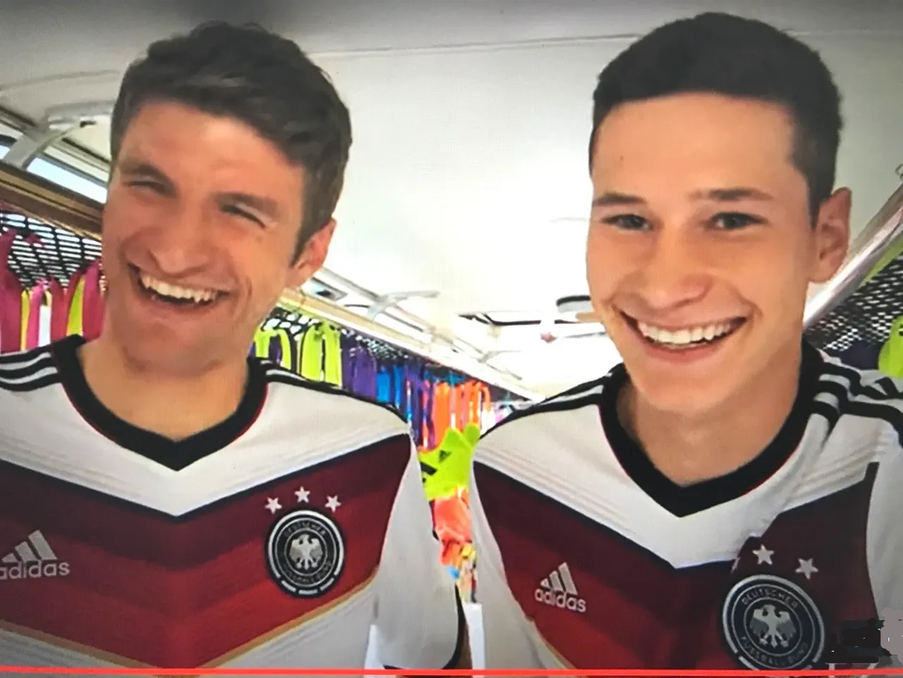 Einen schönen Oldtimerbus mieten zum Beispiel in München und am Tegernsee, nicht nur für Fußballstars wie Thomas Müller und Julian Draxler. Oldtimerbus mieten München Starnberg Tutzing Starnberger See Ammersee