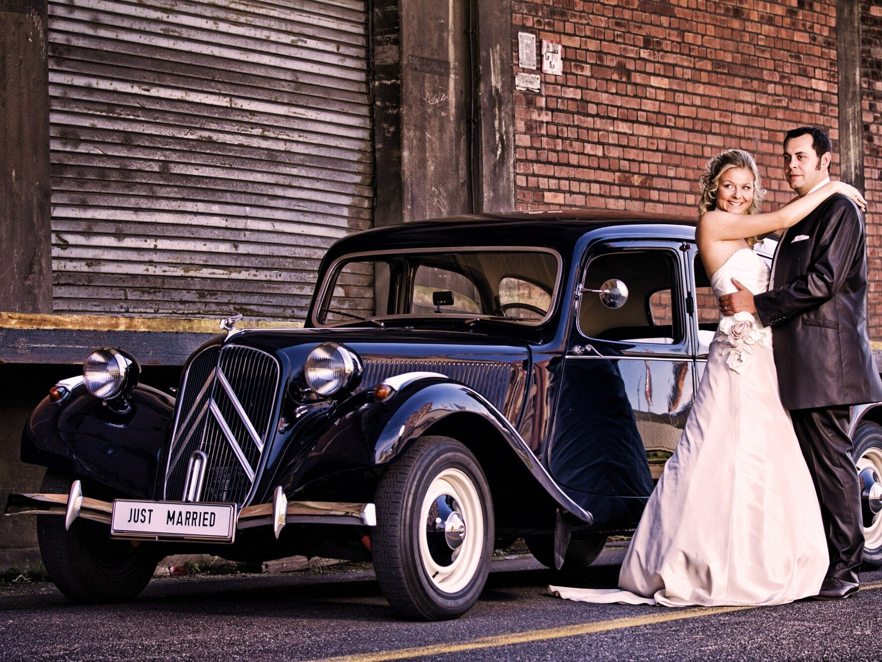 Der Citroen 11 CV wurde auf Grund seiner Schnelligkeit damals gerne von Gangstern als Fluchtwagen genutzt. Er fuhr seinerzeit den Polizeiautos mühelos davon. Oldtimer Hochzeitsauto mieten Karlsruhe