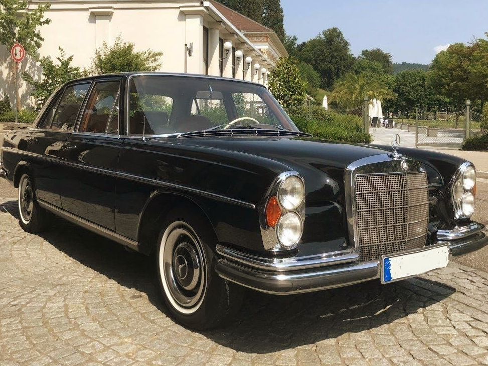 Diese Oldtimer-Limousine von Mercedes Benz war die erste S-Klasse des Stuttgarter Autobauers. Es hat sehr viel Platz im Innenraum, den heute kein Mercedes Modell mehr bietet. Auf Grund des großen Platzangebotes ist das Fahrzeug ein beliebtes Hochzeitsauto - auch im Frankfurter Raum zu mieten. Mercedes Oldtimer Hochzeitsauto mieten im Frankfurter Raum.