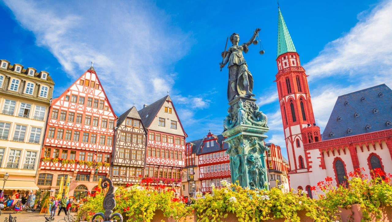 Hochzeit in Frankfurt? Eine schöne und beliebte Traulocation ist der Frankfurter Römer. Oldtimer als Hochzeitsauto Brautauto mieten in Frankfurt und in der Fraankfurter Regionus mieten Frankfurt