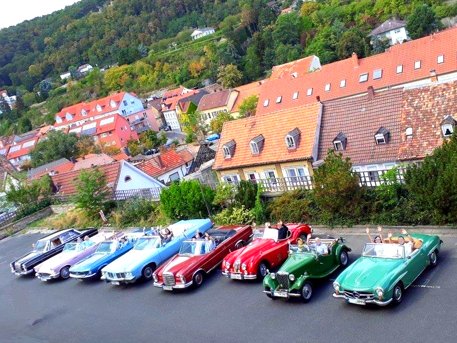 Durch die schöne Pfalz: Die Oldtimer Cabrios kurz vor dem Start zur Fahrt über die Deutsche Weinstraße. Ziel: Die Villa Ludwigshöhe bei Rhodt / Edenkoben. Oldtimer mieten Agenturen