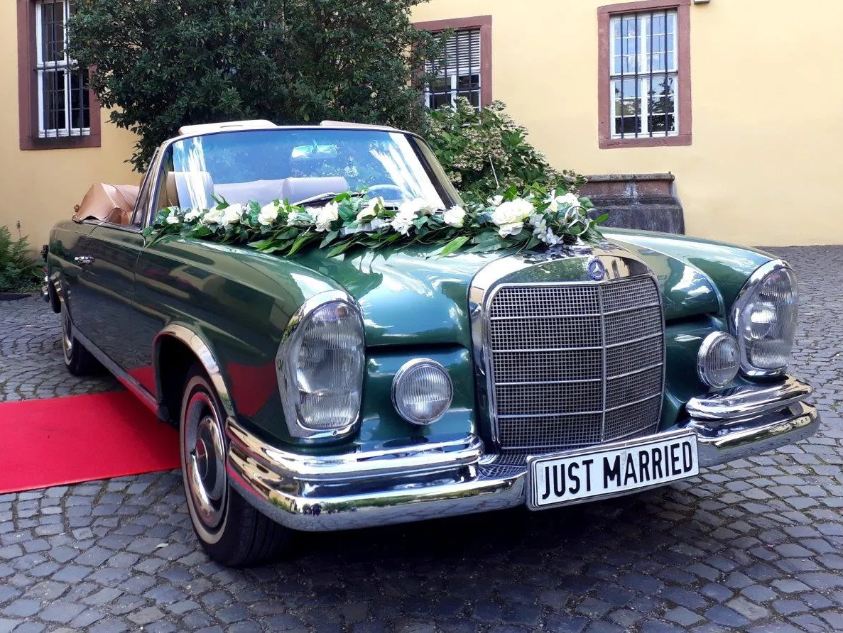 Das Mercedes W 111 Cabrio ist für viele Oldtimer-Enthusiasten das schönste 5-sitzige Cabrio, das Mercedes je gebaut hat. Das Cabrio mieten Sie mit einem neuen Verdeck, so dass auch bei nicht so gutem Wetter das Oldtimererlebnis gewahrt bleibt. Oldtimer mieten Darmstadt Hochzeit Hochzeitsauto