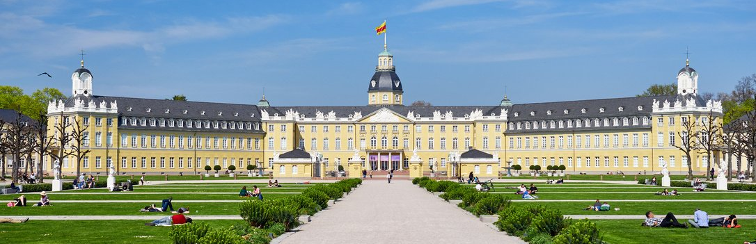 Im Zentrum von Karlsruhe, das Karlsruher Schloss. Hier fahrt das Hocheitsauto immer wieder gerne hin für schöne Hochzeitsfotos: Ein Hochzeitsauto mieten in Karlsruhe, Bruchsal, Bretten, Pforzheim, Baden-Baden und Rastatt. Oldtimer mieten Hochzeitsauto Karlsruhe Bruchsal Rastatt Pforzheim Bretten Baden-Baden