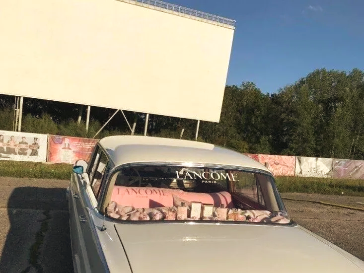 Hier die Mercedes Oldtimer Heckflosse vor der großen Leinwand. Der Mercedes wurde für die Veranstaltung in Frankfurt gemietet. Oldtimer mieten Frankfurt Incentive