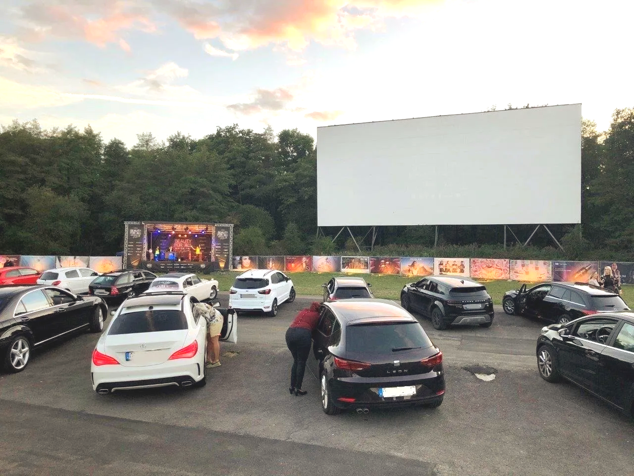 Das Autokono in Frankfurt: Inzwischen sind die meisten Autos da. oldtimer-mieten-rhein-main-frankfurt