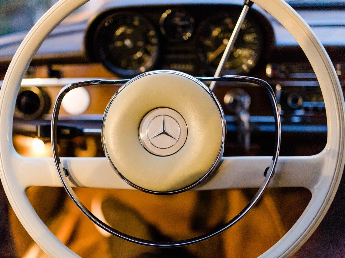 Ein majestätisches Lenkrad schmückt den Mercedes Oldtimer zusätzlich Oldtimer mieten Stuttgart Hochzeit