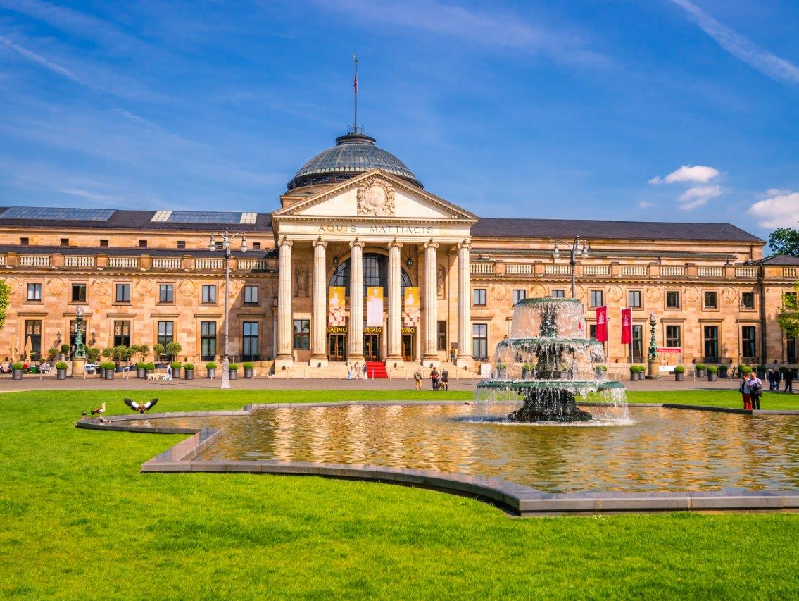 Das Kurhaus in Wiesbaden ist der Viewpoint der Landeshauptstadt. Der Kurpark zur Erholung ist wie ein englischer Landschaftsgarten gestaltet. Im Kurhaus befindet sich eine der ältesten Spielbanken Deutschlands und bittet um Ihren Einsatz! Oldtimerbus mieten Wiesbaden