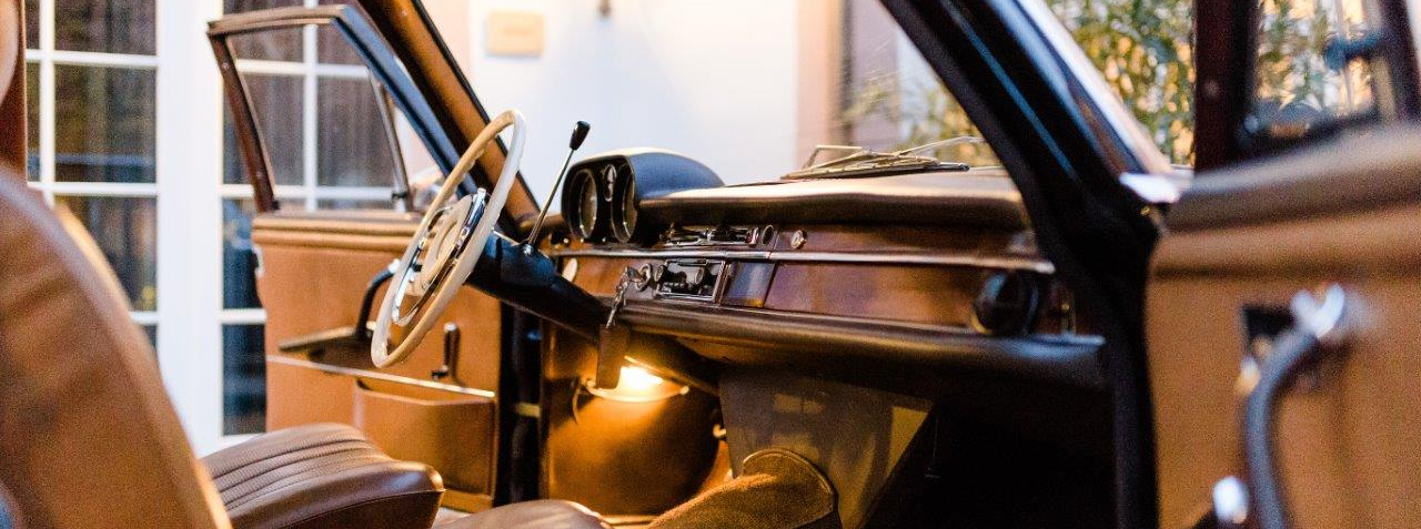 Top-Oldtimer mieten bei der K & K Oldtimervermietung. Wir vermieten klassische Fahrzeuge aus sieben Jahrzehnten Automobilgeschichte. Oldtimer mieten vermieten Oldtimervermietung Oldtimerverleih