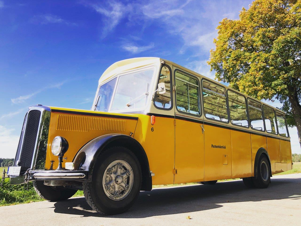 Post ausfahren in den Schweizer Bergen? Das war einmal! Seit dem  Ruhestand fährt der alte Postbus als Rentner gemütlich Touristen und Hochzeitspaare mit Gefolge durch die Münchner Innenstadt. Oldtimer Postbus vermieten Stadtrundfahrt in München und Hochzeit
