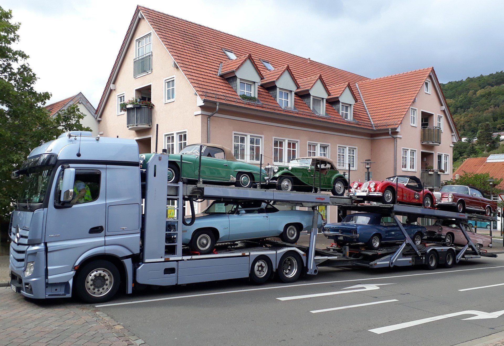 Sieben Oldtimer Cabrios vor der Fahrt von Bad Dürkheim, Neustadt über die Deutsche Weinstraße. Oldtimer mieten Bad Dürkheim Neustadt Deutsche Weinstraße