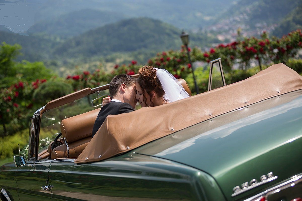 Oldtimer mieten in Stuttgart als Hochzeitauto und für Events. Mieten Sie die Oldtimer auch in Ludwigsburg, Bietigheim-Bissingen, Vaihingen-Enz, in Waiblingen, in Esslingen und Nürtingen, sowie in Herrenberg und in Leonberg. Oldtimer mieten Stuttgart Hochzeitsauto