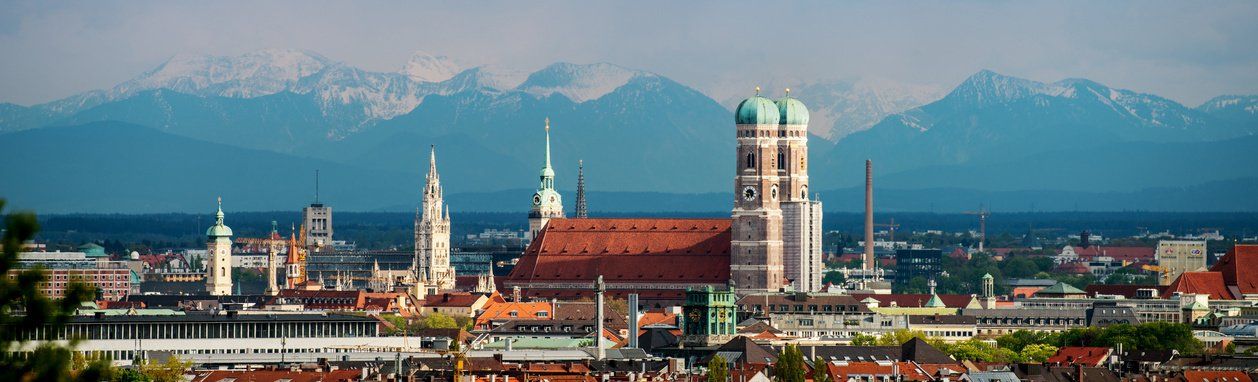 Einen Oldtimer mieten in München und die Stadt erkunden:: Hier die Frauenkirche, das Wahrzeichen von München, vor dem traumhaften Alpenpanorama. Mieten Sie in der Metropole Bayerns schöne Oldtimer, vom Mercedes bis zum BMW, vom Rolls Royce über die Citroen Gangsterlimousine bis zu den bunten US-Oldtimern aus den fünfziger Jahren. Gerne vermieten wir die Oldtimer als Hochzeitsauto. Oldtimer mieten in München, Starnberg, Ammersee, Tegernsee