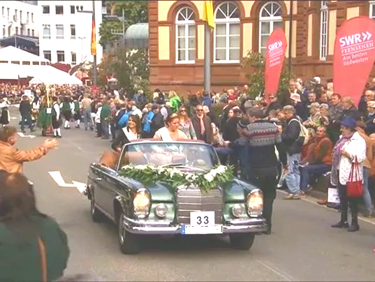 Der Mercedes Oldtimer ist in Neustadt, Landau, Germersheim, Speyer und an der Deutschen Weinstraße auch als Hochzeitsauto zu mieten. Oldtimer Hochzeitsauto mieten Landau