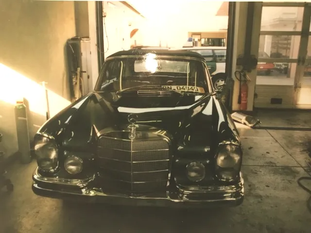 Der Lack des Mercedes Oldtimers war o.k., doch wegen Rost und langem Reparaturstau stand der Odtimer lange Zeit in Karlsruhe in der Werkstatt. Oldtimer Hochzeitsauto mieten Stuttgart Karlsruhe