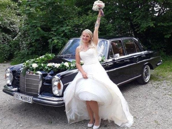 Elegant mit Blumenschmuck Das Mercedes Oldtimer Hochzeitsauto Oldtimer Hochzeitsauto mieten