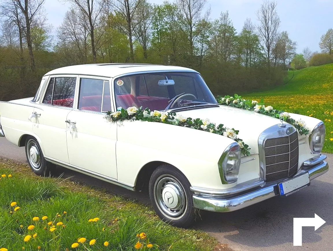 In einem schönen cremeweiß tritt die Mercedes Heckflosse hier auf. Von Konstanz bis nach Lindau und Bregenz, ist dieses Hochzeitsauto zu mieten. Oldtimer Vermietung Bodensee Meersburg Hochzeit