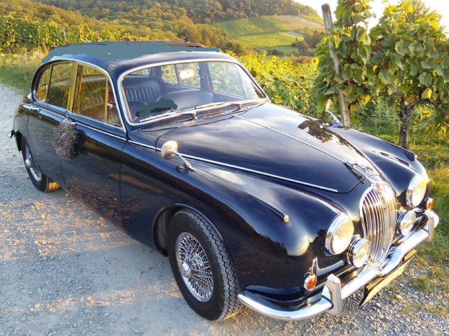 Der Jaguar MK 2 fuhr in den sechziger Jahren nicht nur die Lords und Earls spazieren: Das Auto war nicht nur schick, sondern auch schnell. Der Jaguar fuhr in dieser Zeit auch erfolgreich Autorennen. Heute fährt der Oldtimer gemütlichlich als Hochzeitsauto Brautpaare zum Traualtar. Zu mieten in Lörrach, Basel, Weil am Rhein und im Dreiländereck. Oldtimer mieten Hochzeit Lörrach Basel Weil am Rhein