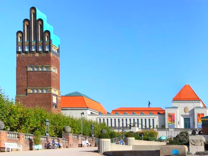 Wenn Brautpaare in Darmstadt einen Oldtimer mieten als Hochzeitsauto findet die Trauung oft im Darmstädter Hochzeitsturm statt. Darmstadt ist die einzige Stadt mit solch einem speziellen Hochzeitsturm - historisch interessant! Oldtimer mieten in Darmstadt