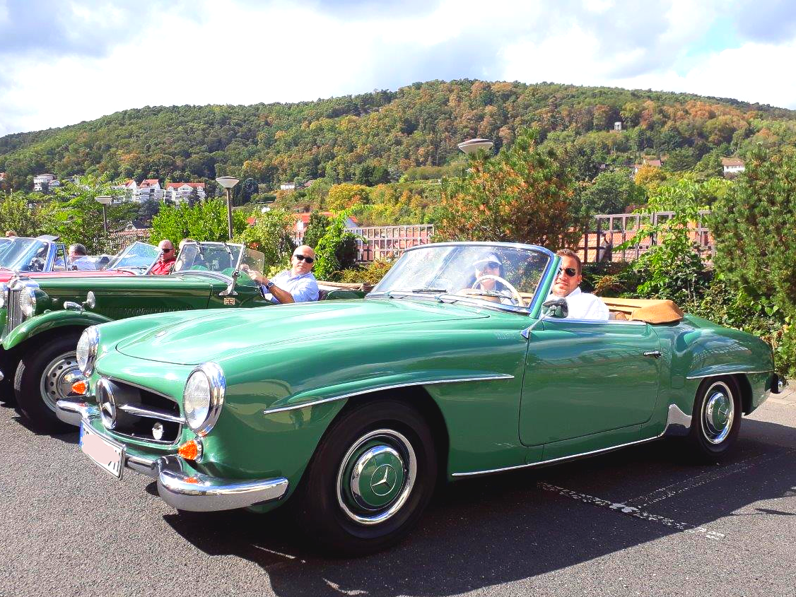 Im Vordergrund ein Mercedes 190 SL aus den fünfziger Jahren, der -Nitribitt- Mercedes. Oldtimer mieten Eventagenturen