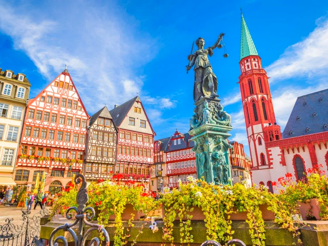 Mieten Sie einen schönen Oldtimer in Frankfurt, Offenbach, Aschaffenburg, Wiesbaden und Mainz, Taunus und Rheingau. Gerne fahren die Oldtimer als Hochzeitsauto nach Frankfurt, wo sich die Brautpaare im Römer, im historischen Rathaus, das Ja-Wort geben. Oldtimer mieten Frankfurt Hochzeit Hochzeitsauto