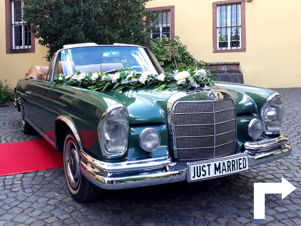 Das Mercedes W 111 Cabrio ist für viele Oldtimer-Enthusiasten das schönste 5-sitzige Cabrio, das Mercedes je gebaut hat. Das Cabrio mieten Sie mit einem neuen Verdeck, so dass auch bei nicht so gutem Wetter das Oldtimererlebnis gewahrt bleibt. Oldtimer mieten Heidelberg Hochzeit Hochzeitsauto