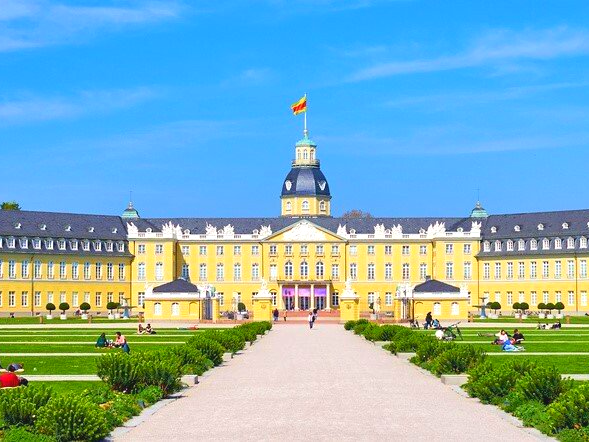 Badens Metropole Karlsruhe lädt ein zu schönen Oldtimerfahrten in der Region rund um das Karlsruher Schloss: Nach Bruchsal, Bretten, Pforzheim, Baden-Baden, Rastatt und Ettlingen. In wenigen Minuten ist man im Schwarzwald und am Rhein. Oldtimer mieten Karlsruhe Hochzeit