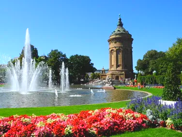 Für tolle Hochzeitsfotos bietet sich der Wasserturm in Mannheim förmlich an, das Wahrzeichen der Stadt. Geschätzt ein Drittel aller Mannheimer Hochzeitspaare macht die Hochzeitsfotos hier. Um so schöner, wenn die Brautpaare in einem Oldtimer vorfahren, den wir vermieten. Oldtimer mieten in Mannheim