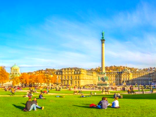 Stuttgart, Landeshauptstadt von Baden-Württemberg, ist als Heimat von Porsche und Mercedes eine Oldtimermetropole. Und eine Hochzeit findet gerne mit einem Daimler statt. Oldtimer mieten in Stuttgart