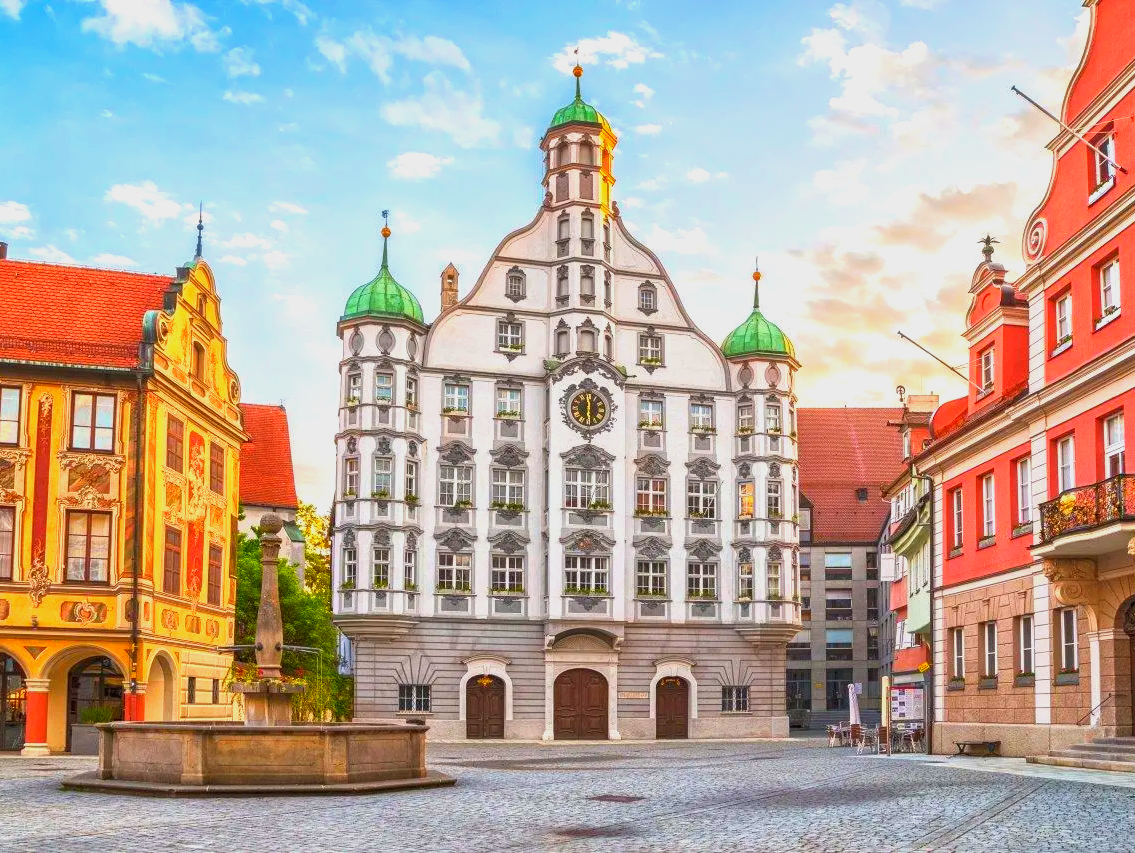 Wunderschön romantisch ist der Marktplatz von Memmingen mit den historischen Gebäuden, allen voran das imposante Rathaus. Viele erinnert der Memminger Marktplatz an die Piazza eines italienischen Urlaubsortes. Oldtimer-Vermietung Memmingen