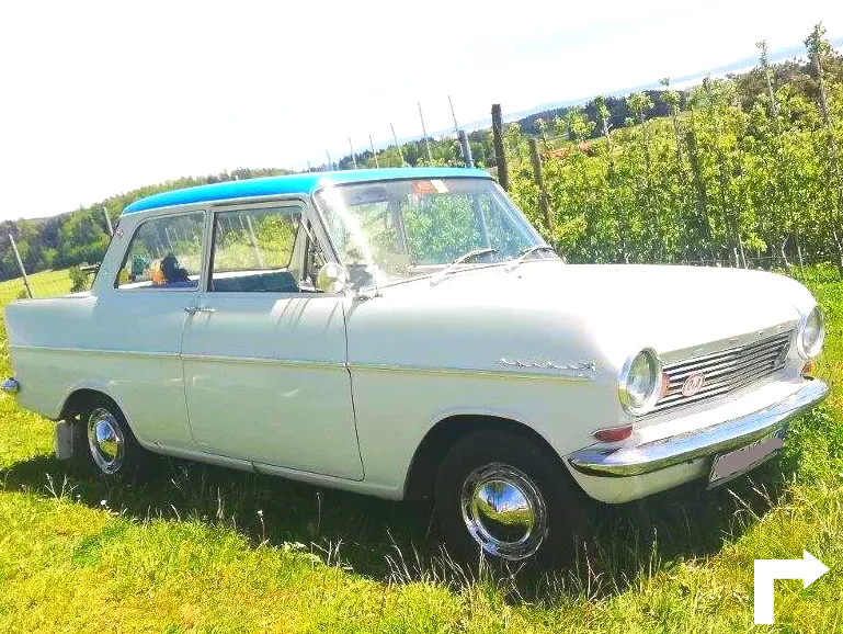Ein charmanter Hinkucker ist der Opel Kadett. Er weiß um seine Beliebtheit, zum Beispiel wenn er als Hochzeitsauto gemietet wird. Mieten Sie den Opel in Ravensburg, Memmingen bis Füssen, im ganzen Allgäu und am Bodensee zum selber fahren und mit Chauffeur. Oldtimer-Vermietung Ravensburg Memmingen Fuessen