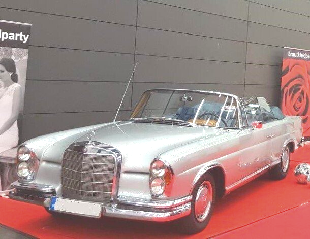 Auf der Hochzeitsmesse. Oldtimer auf der Hochzeitsmesse