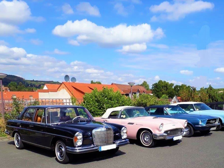 Bei der K & K Oldtimervermietung warten im Verleih viele schöne Oldtimer auf Hochzeitspaare, Oldtimerliebhaber und Eventagenturen. Zu mieten sind die Fahrzeuge von Frankfurt bis Mannheim, Karlsruhe, Freiburg und Lörrach / Basel, von Saarbrücken bis Stuttgart, München und rund um den Bodensee. Oldtimer mieten vermieten