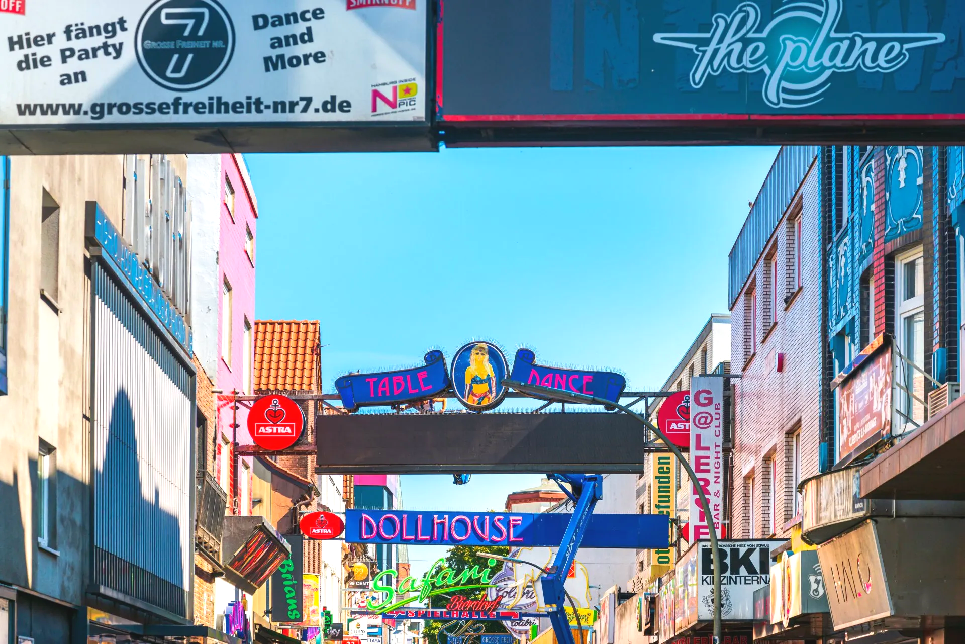 Bei Stadtrundfahrt durch Hamburg ist die Reeperbahn Pflicht. Der Oldtimerbus bringt Sie an die sündige Meile, wenn auch nur für einen relativ kurzen Eindruck. Oldtimerbus Stadtrundfahrt Hamburg