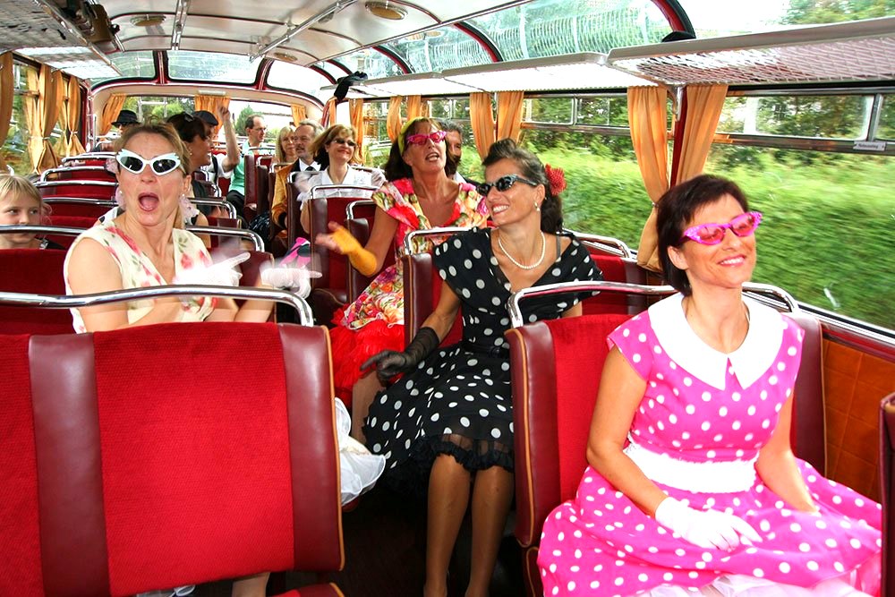 Beste Stimmung im Oldtimerbus. Oldtimerbus Vermietung Starnberger See