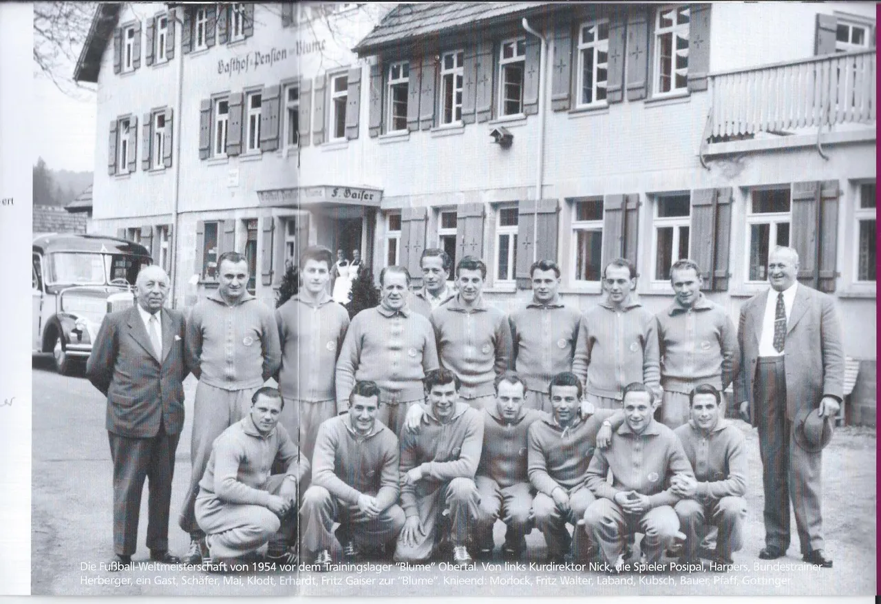 Wer hätte das gedacht, das diese Mannschaft tatsächlich Fußballweltmeister wird. Oldtimerbus WM 1954