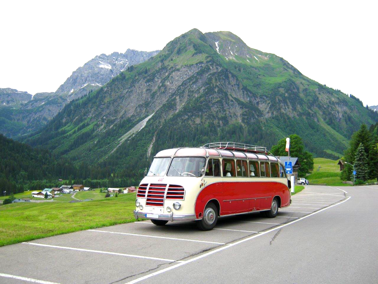 Die Oldtimerbusse fahren auch rund um den Bodensee. Oldtimerbus mieten Bodensee