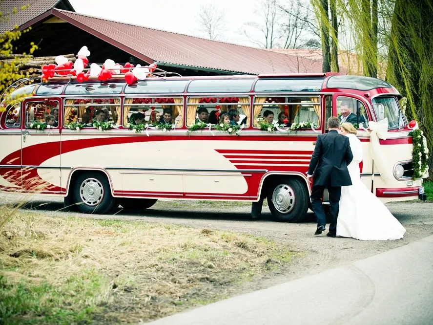Am häufigsten vermieten wir Oldtimerbusse für Hochzeiten für die ganze Hochzeitsgesellschaft. Beliebt ist ein Oldtimerbus genauso für Ausflugsfahrten zum runden Geburtstag, für Vereinsausflüge und Firmenveranstaltungen. Nostalgiebus / Oldtimerbus mieten Darmstadt Hochzeit