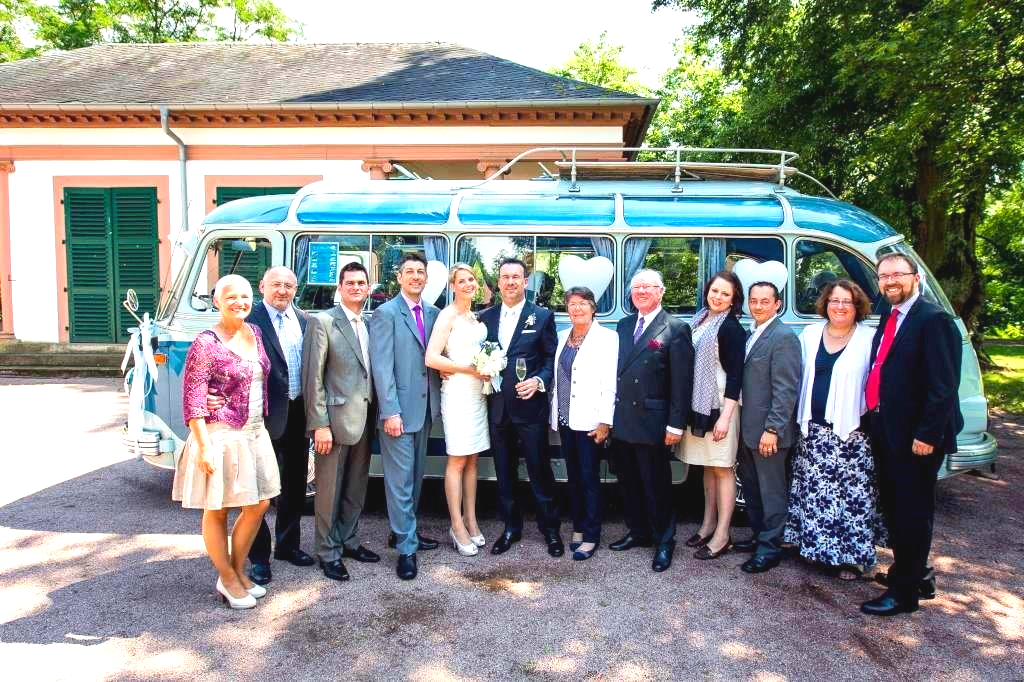 Ein Oldtimerbus als Hochzeitsbus im Einsatz. Oldtimerbus mieten Hochzeit