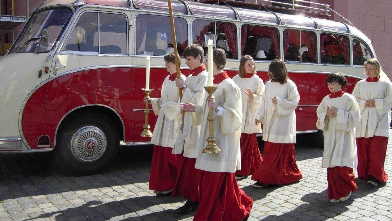 Dieser Oldtimerbus von 1958 ist im Großraum Frankfurt, Mainz, Wiesbaden zu mieten. Oldtimerbus mieten Hochzeit