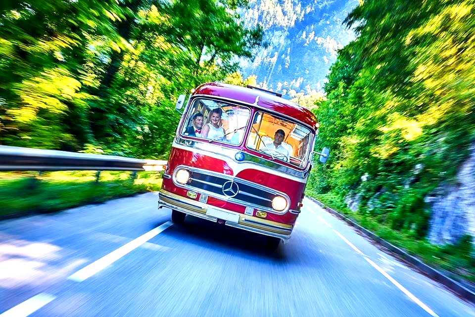 Mieten Sie diesen rot-weißen Oldtimerbus in München und Bayern. Die Preise gelten für alle Oldtimerbusse bundesweit - von Hamburg bis München, von Saarbrücken bis Nürnberg. Oldtimerbus mieten München
